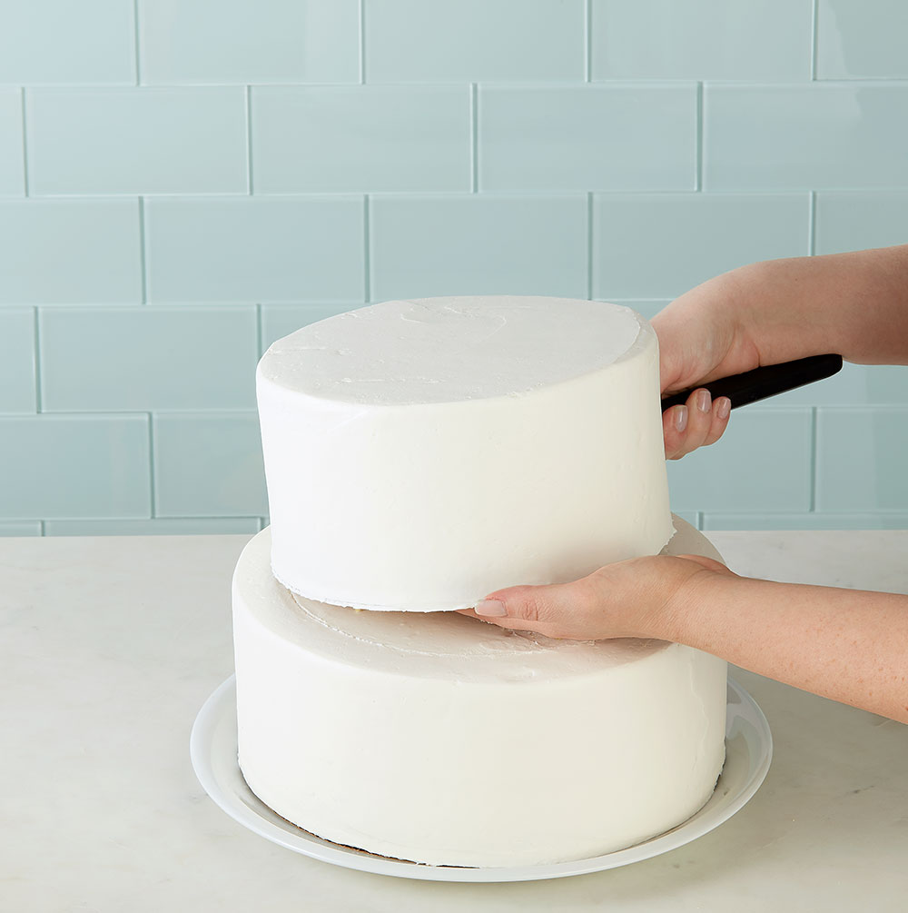 How To Dowel and Stack Cakes : Simple Tips For A Cake Decorating Beginner 