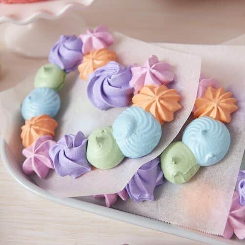 Meringue cookies heart-shaped wreaths