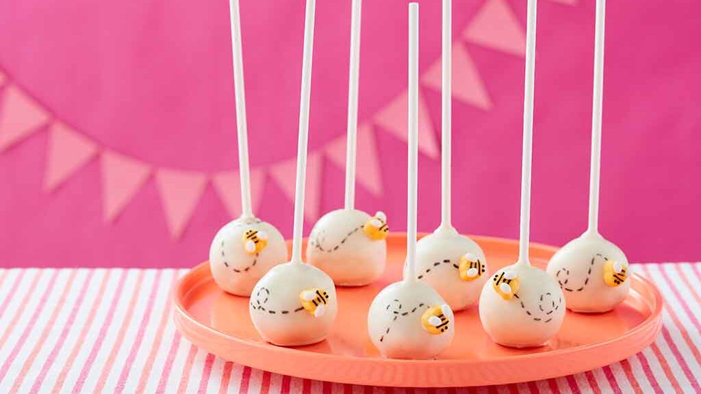 Create perfectly sized cake pops with this Sweetly Does It scissor action  baller. Easily scoop cake into uniform sized cake balls…