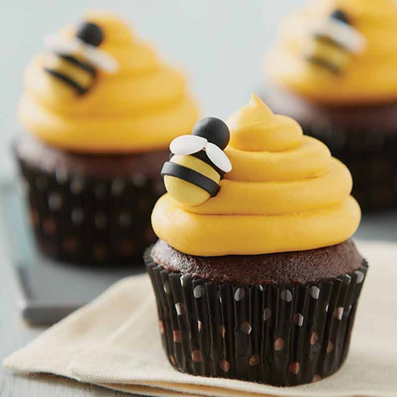 Bumble bee smash cake; yellow swirled buttercream icing with