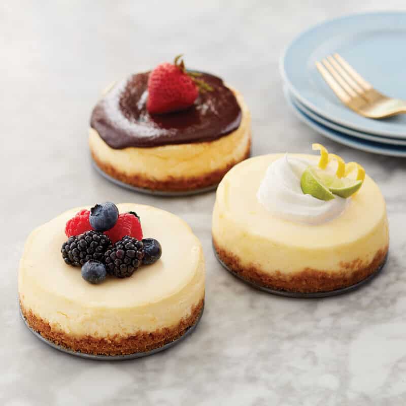 https://blog.wilton.com/wp-content/uploads/sites/2/2020/10/mini-classic-cheesecakes.jpg