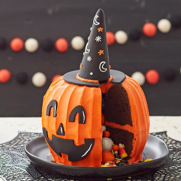 Our Halloween-themed Classic Cakes are now available in-store or for  pre-order! Order yours by calling 407.500.C… | Halloween cakes, Halloween  cake decorating, Cake