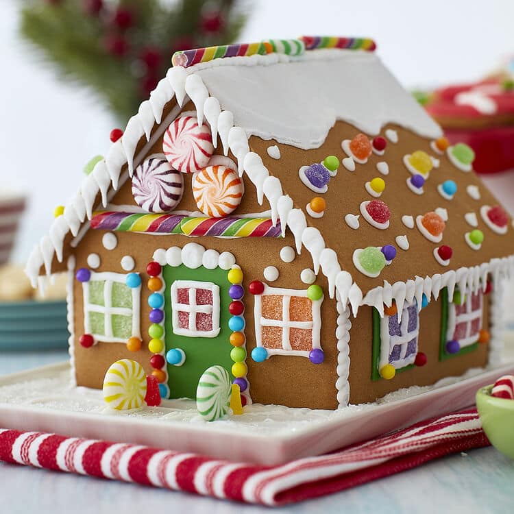 55 Best Gingerbread Houses - Pictures of Gingerbread House Design Ideas